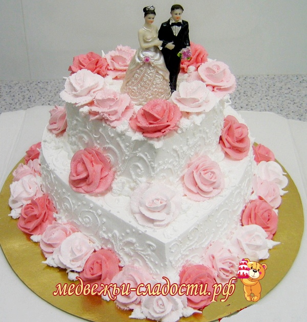 Cвадебный Белый Двухъярусный торт в виде сердца с розами и узорами из сливок
